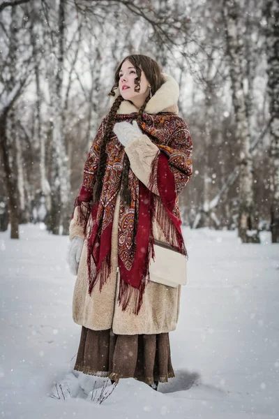 少女が雪の降る公園で 美しい冬の日を楽しむ屋外寒い冬の日の笑顔します — ストック写真