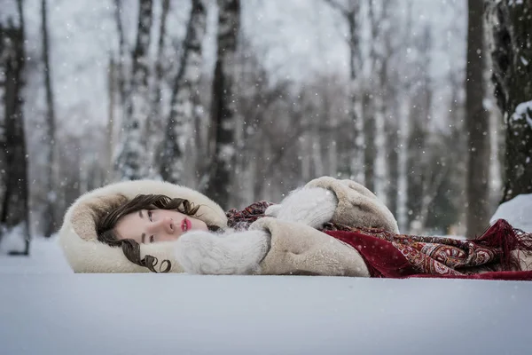 Счастливая Женщина Лежит Мягком Снегу Зимний День Радуясь Снегопаду — стоковое фото