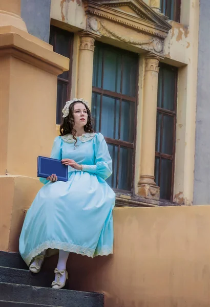 Junges Mädchen Blauen Vintage Kleid Liest Auf Der Treppe Des — Stockfoto