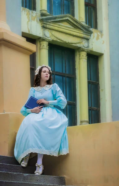 Junges Nachdenkliches Mädchen Blauem Vintage Kleid Liest Auf Der Treppe — Stockfoto