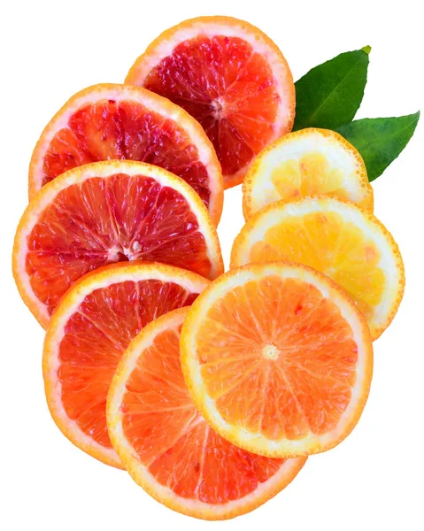Rebanada de naranja sangre con vista superior de la hoja aislada — Foto de Stock