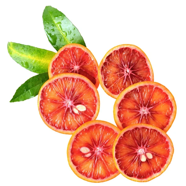 Fetta di arancia rossa con vista superiore foglia isolata — Foto Stock