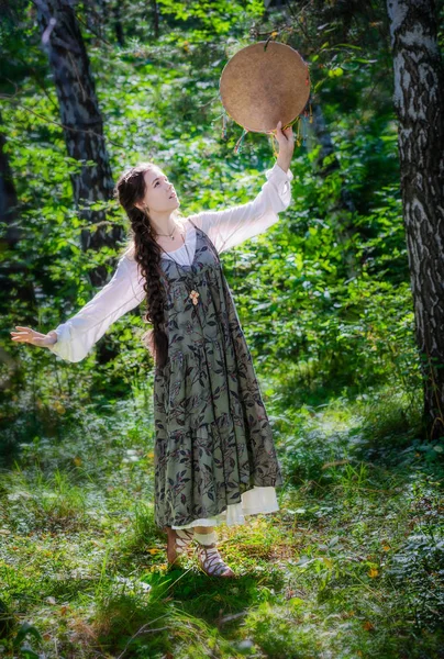 Mulher jovem bonita de uma feiticeira com um pandeiro . — Fotografia de Stock