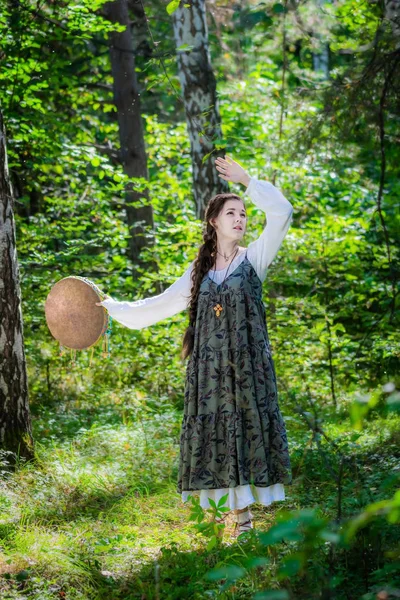 Donna di una strega esegue una danza rituale con un tamburello — Foto Stock