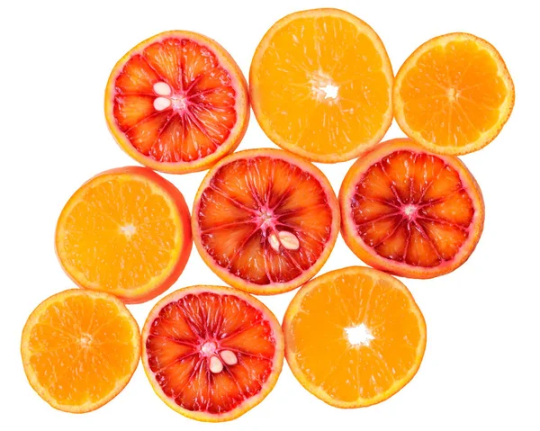 Fatias de laranja sangue e mandarina vista superior isolada — Fotografia de Stock