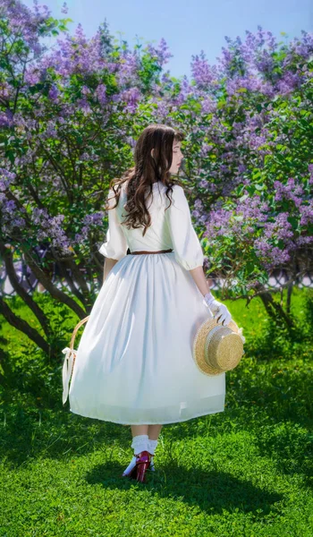 Mujer con una cesta en las manos en un paseo por el jardín —  Fotos de Stock