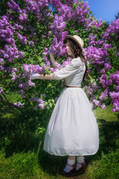 A fehér ruha lány hugs egy virágos lila — Stock Fotó