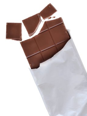 Gümüş folyo ambalajında kırık küpler ile çikolata izole