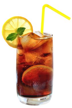 Bir highball bardak buz küpleri ve dilimlenmiş limon ile Kola içecek