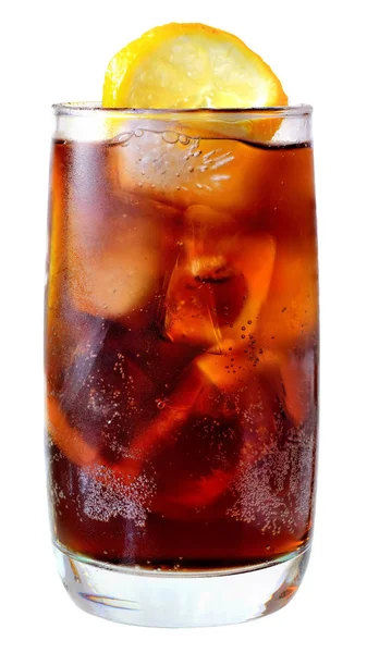 Bebida de cola com cubos de gelo e limão fatiado em um copo alto — Fotografia de Stock