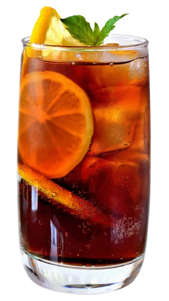 Cola con cubetti di ghiaccio e limone affettato in un bicchiere highball — Foto Stock