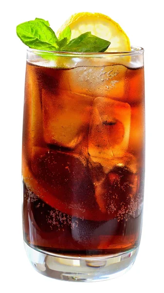 Cola bea cu cuburi de gheață și lămâie feliată în sticlă — Fotografie, imagine de stoc