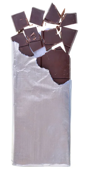 Gümüş folyo ambalajında kırık küpler ile çikolata bar — Stok fotoğraf