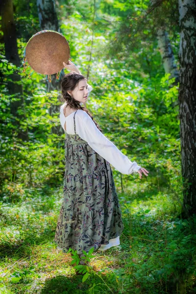 Gyönyörű fiatal nő egy boszorkány, tambura. — Stock Fotó