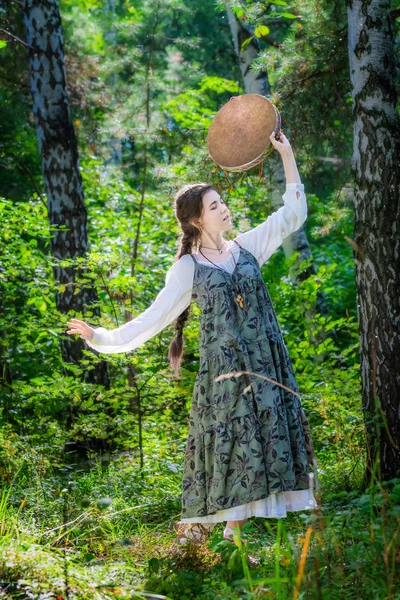 Bella giovane donna di una strega con un tamburello . — Foto Stock