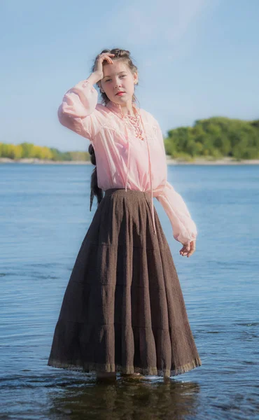 美丽的悲伤的女孩站在河里 — 图库照片
