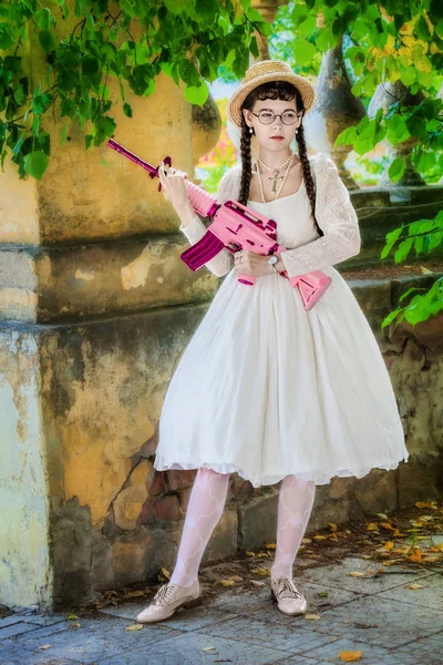Donna attraente con fucile rosa . — Foto Stock
