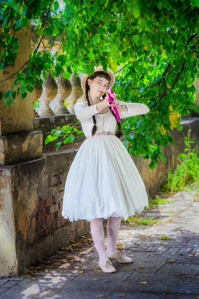 Muchacha atractiva con rifle rosa. — Foto de Stock