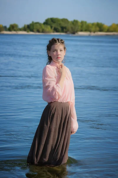 悲伤的女人站在河里 — 图库照片