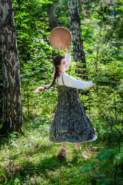 Lány boszorkány elvégzi a rituális tánc, tambura — Stock Fotó