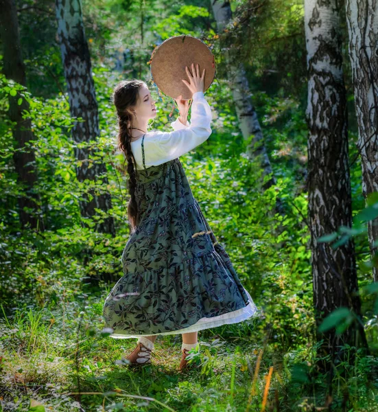 Bella giovane donna di una strega con un tamburello . — Foto Stock