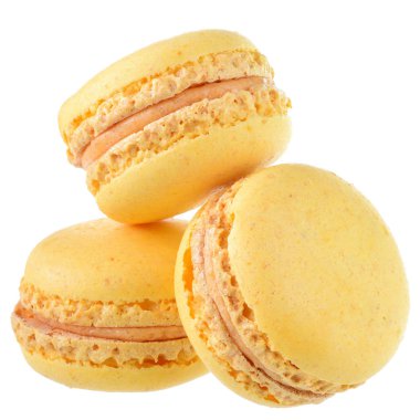 Sarı şeftali acıbadem kurabiyesi yakın yukarı izole