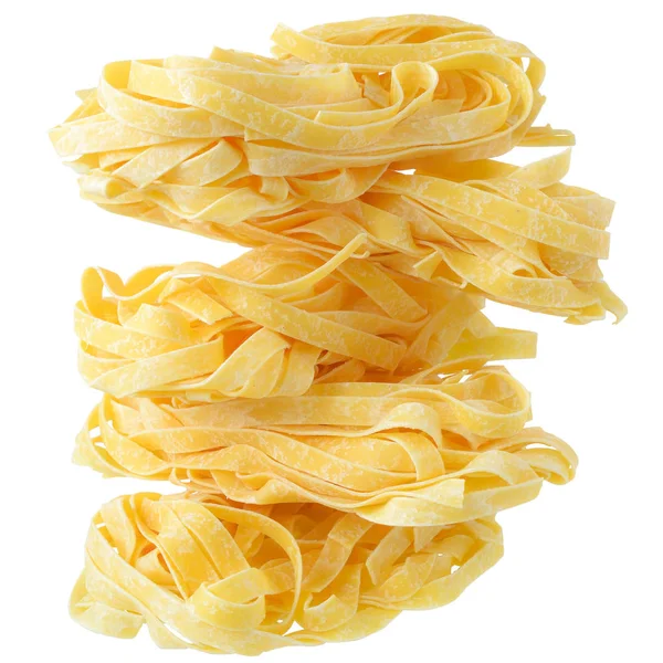 Fettuccine Nudelnester aus nächster Nähe auf einem isolierten — Stockfoto