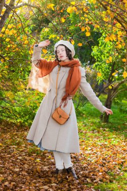 Parkta hafif palto ve bere üzgün kadınlar