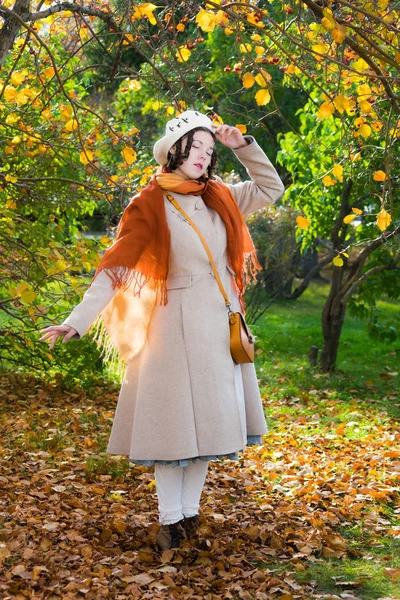 Szomorú nők egy könnyű kabát és Beret a parkban — Stock Fotó