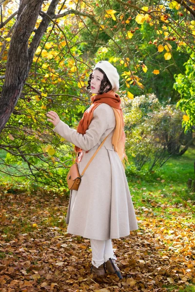 Szomorú nők egy könnyű kabát és Beret a parkban — Stock Fotó