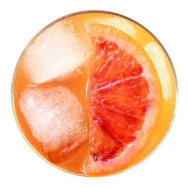 Beyaz arka planda portakal suyu kokteyli üst görünümü izole.