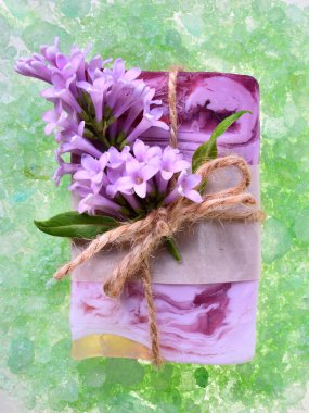 El yapımı sabun ve banyo tuzlu üst manzaralı hoş kokulu spa seti..