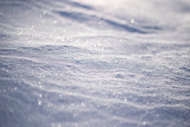 Taze kar tanesi dokusunun bulanık bir arkaplanı.