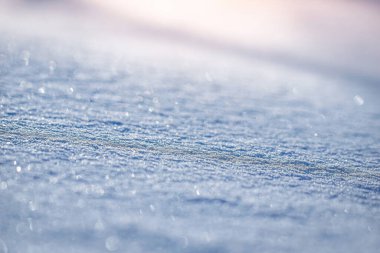 Taze kar tanesi dokusunun bulanık bir arkaplanı.