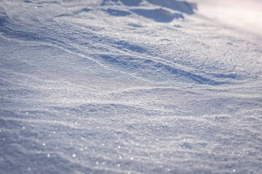 Taze kar tanesi dokusunun bulanık bir arkaplanı.