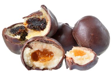 Beyaz arka planda meyveli badem ezmesi çikolatası..