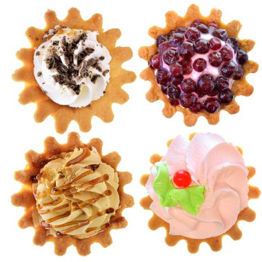 Kremalı, yaban mersinli ve karamelli tart pastasını beyaz arka planda izole et..