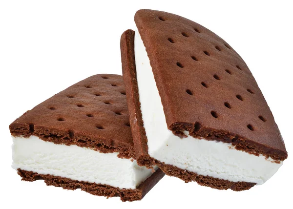 白い背景に隔離されたチョコレートチップクッキーのアイスクリームバニラサンドイッチ — ストック写真