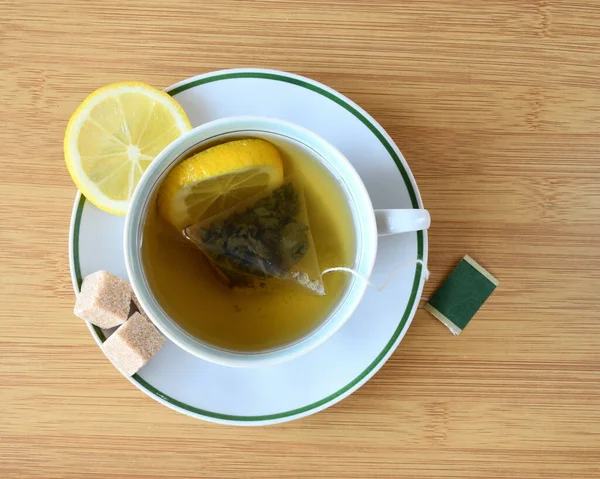 Taza Verde Con Rodajas Limón Trozos Azúcar Mesa —  Fotos de Stock