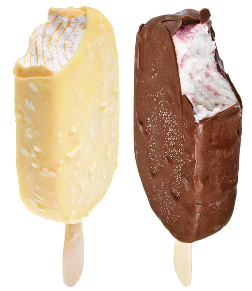 Два Укушенных Мороженого Палочке Покрытой Черно Белой Глазурью Изолированы — стоковое фото