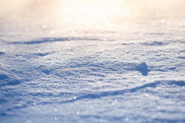 Taze kar tanesi dokusunun bulanık bir arkaplanı.