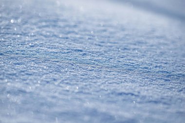 Taze kar tanesi dokusunun bulanık bir arkaplanı.