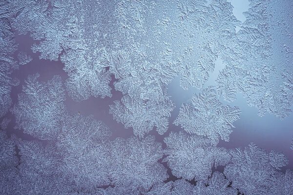 Ледяной рисунок на стекле зимнего окна 