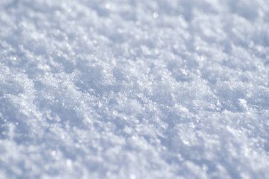 Taze kar tanesi dokusunun bulanık bir arkaplanı.