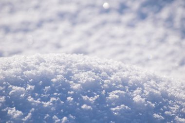 Taze kar tanesi dokusunun bulanık bir arkaplanı.