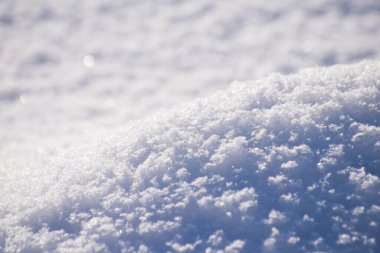 Taze kar tanesi dokusunun bulanık bir arkaplanı.