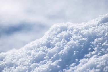 Taze kar tanesi dokusunun bulanık bir arkaplanı.