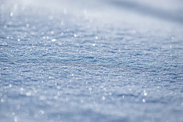 Taze kar tanesi dokusunun bulanık bir arkaplanı.