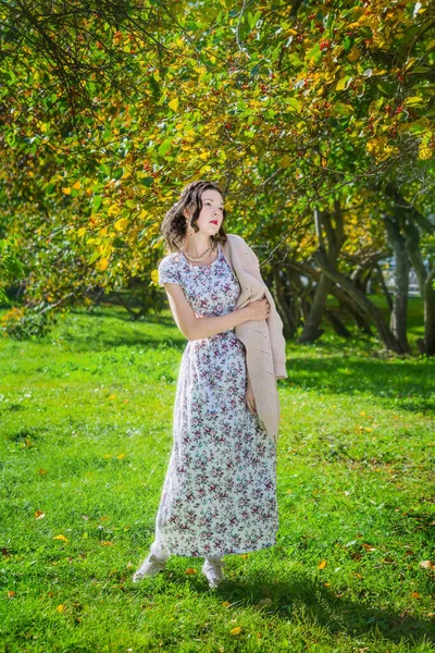 Genç üzgün kadınlar sıcak bir sonbahar gününde yürüyorlar..