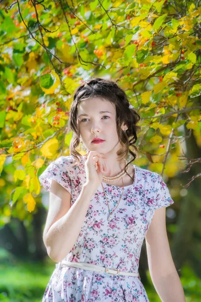 Fiatal Szomorú Lány Parkban Egy Meleg Őszi Napon — Stock Fotó